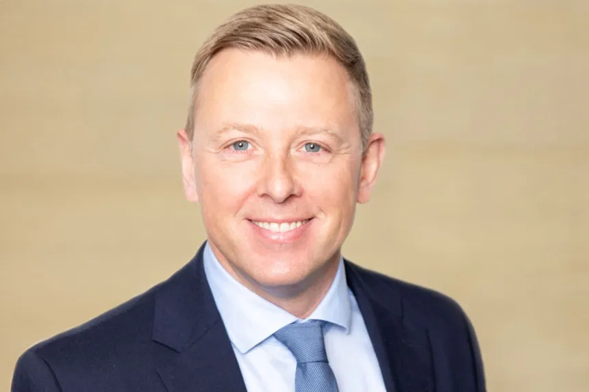 Portrait: Timo Schneider, Leitung bei PFLEGEN & WOHNEN HAMBURG Uhlenhorst, Betreuung und Therapie sowie Pflege bei Demenz.