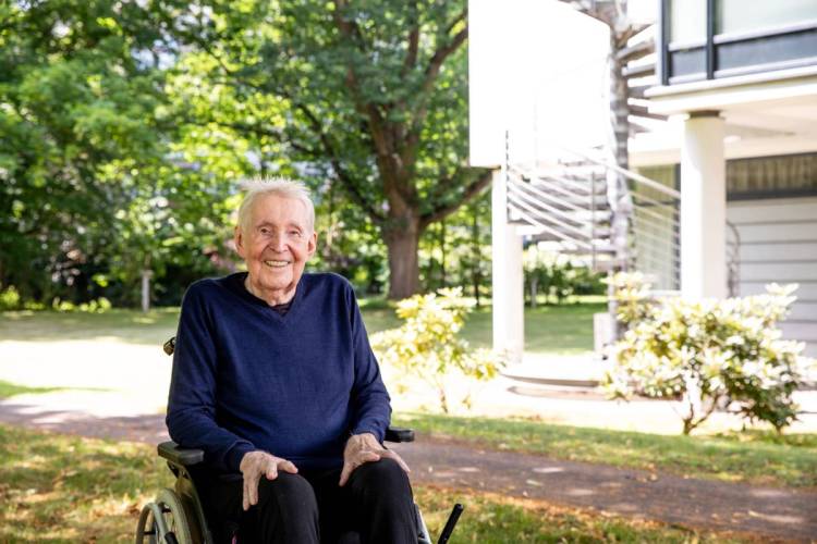 Hermann Karsten Stölten im Außenbereich des Standorts Uhlenhorst bei PFLEGEN & WOHNEN HAMBURG, schätzt die Herzlichkeit des Teams.
