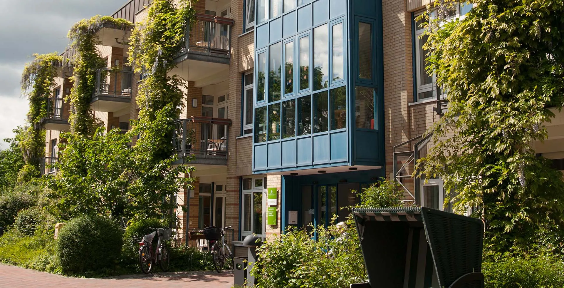 Außenansicht von PFLEGEN & WOHNEN HAMBURG Moosberg, in ruhigem Wohngebiet und Naturschutzpark Nähe, für Pflegebedürftige.