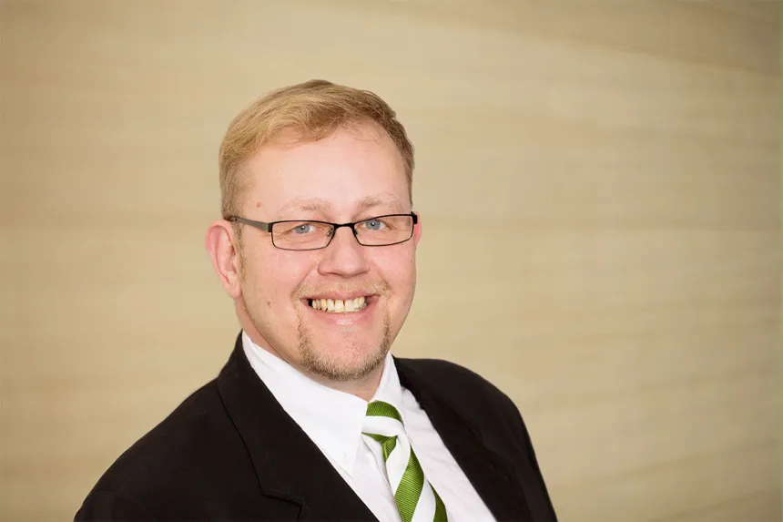 Portrait: Thorsten Herold, Kundenservice bei PFLEGEN & WOHNEN HAMBURG Marienthal berät zu Pflege- und Betreuungsangeboten.