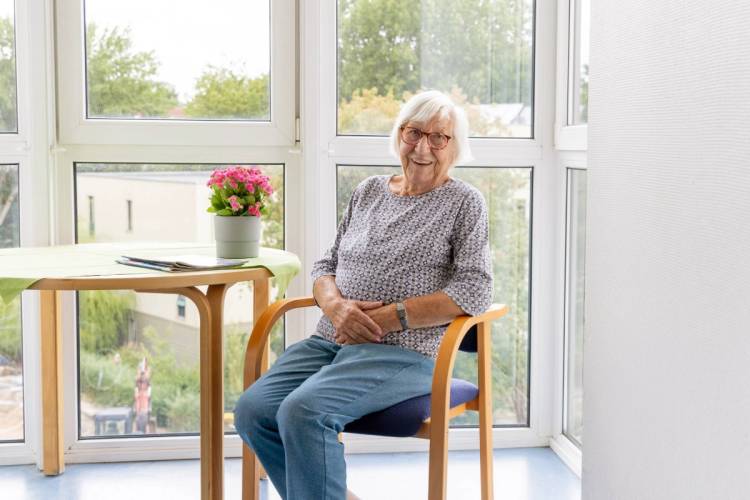 Helmi Bendt im lichtdurchfluteten Raum des Standorts Wilhelmsburg bei PFLEGEN & WOHNEN HAMBURG