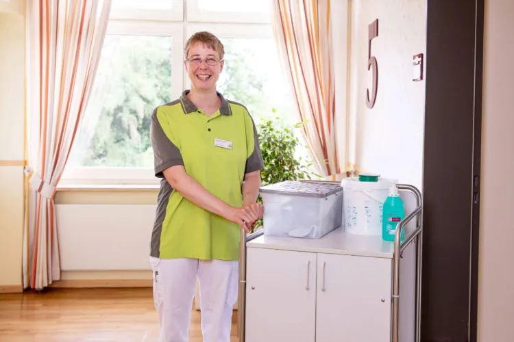 Pflegehilfskraft Sabine Schwede bei PFLEGEN & WOHNEN HAMBURG am Standort Horn am Husarendenkmal.