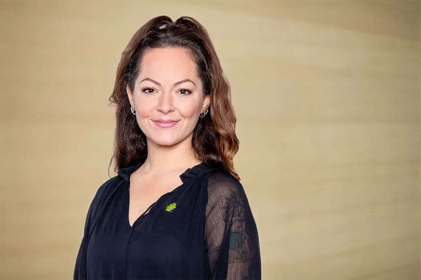 Portrait: Nadine von der Heydt, Kundenservice bei PFLEGEN & WOHNEN HAMBURG Öjendorf, Betreuung für alkoholabhängige Menschen.