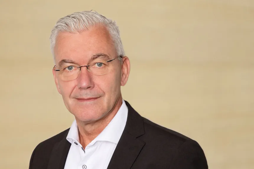 Jan Bruhns verantwortet die Leitung bei PFLEGEN & WOHNEN HAMBURG Farmsen mit Fokus auf Palliativ- und stationäre Versorgung.