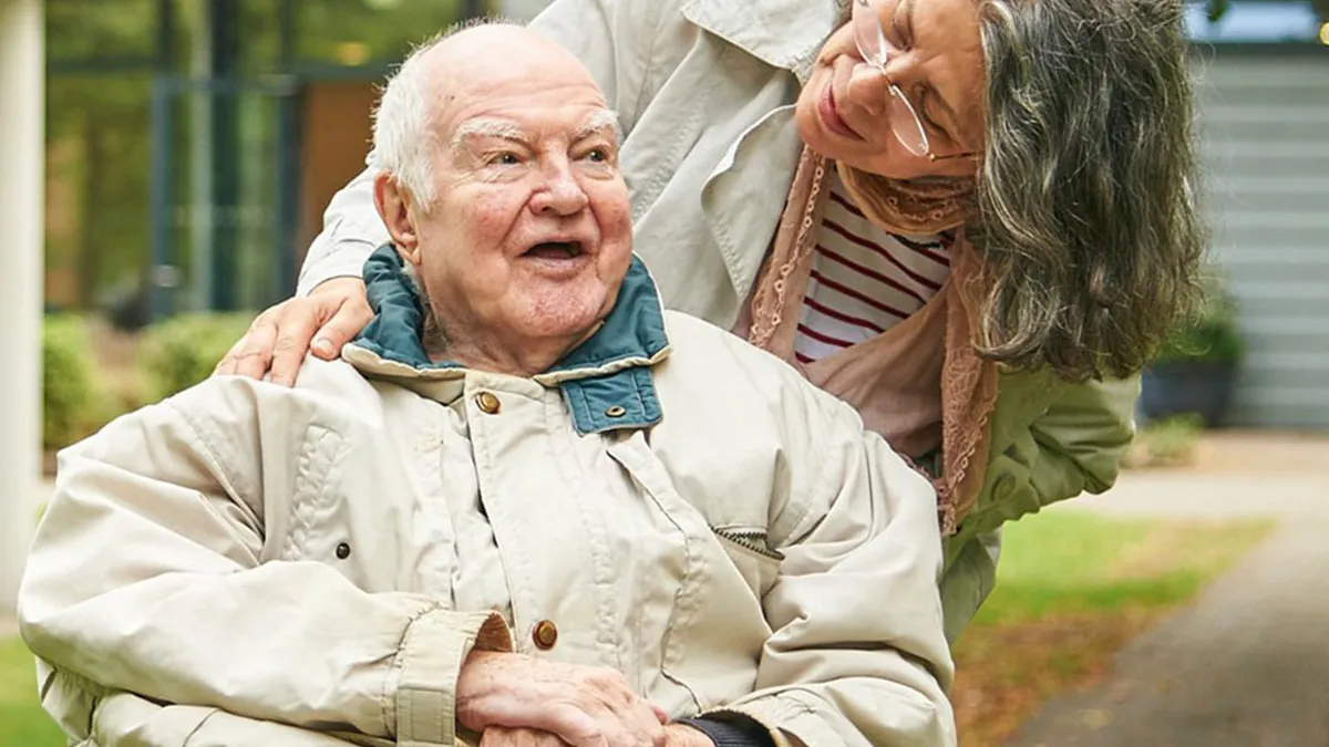 Ein Bewohner von PFLEGEN & WOHNEN HAMBURG in Uhlenhorst im Rollstuhl bei einem Spaziergang.