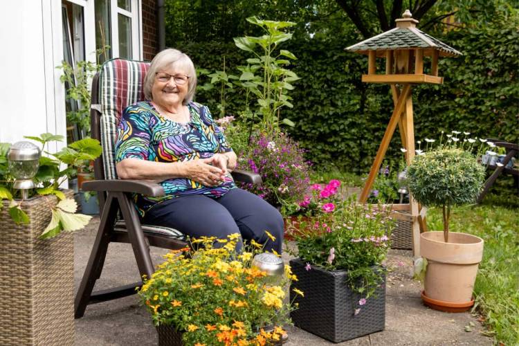 Erika Jakubowski im Außenbereich bei PFLEGEN & WOHNEN HAMBURG am Standort Lutherpark, weiß die Gesellschaft zu schätzen.