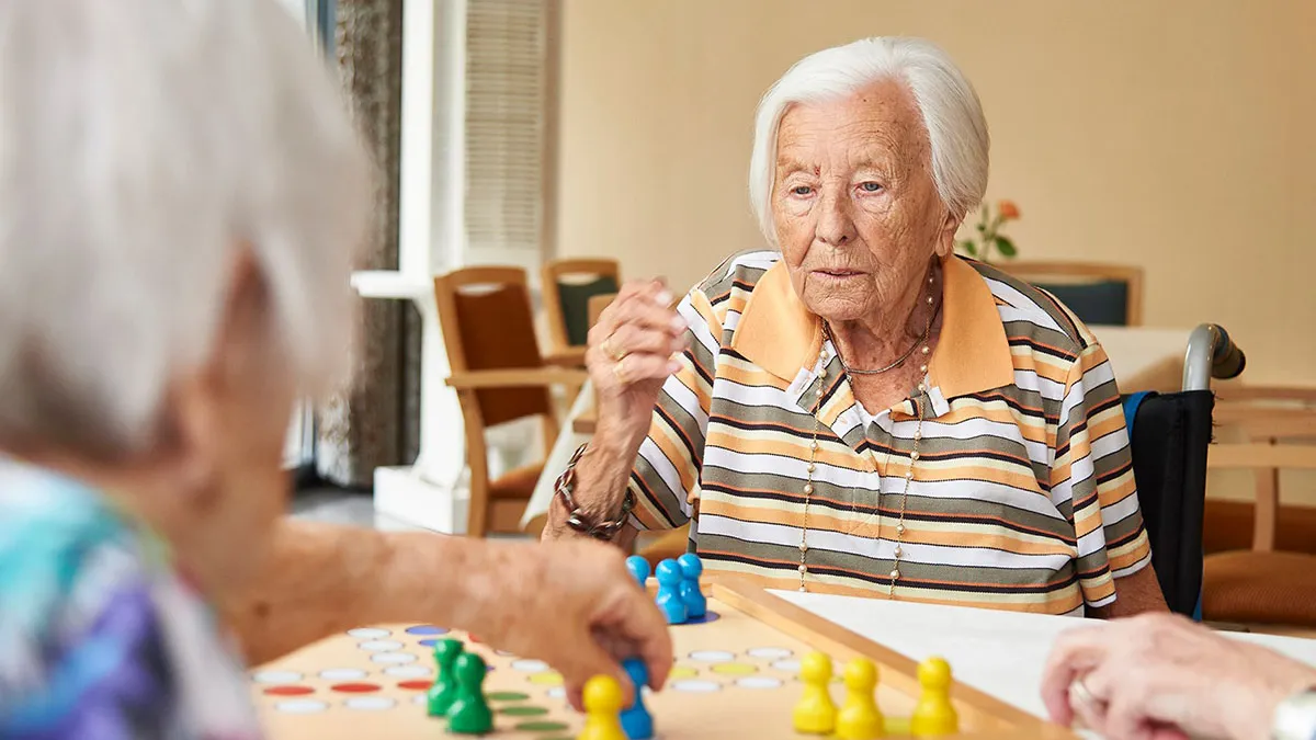 Seniorinnen von PFLEGEN & WOHNEN HAMBURG Uhlenhorst beim Spielen von Gesellschaftsspielen.