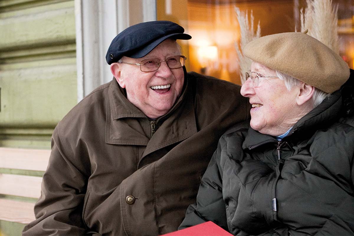 Zwei Senioren genießen den persönlichen Austausch im geschützten Außenbereich von PFLEGEN & WOHNEN HAMBURG in Altona.