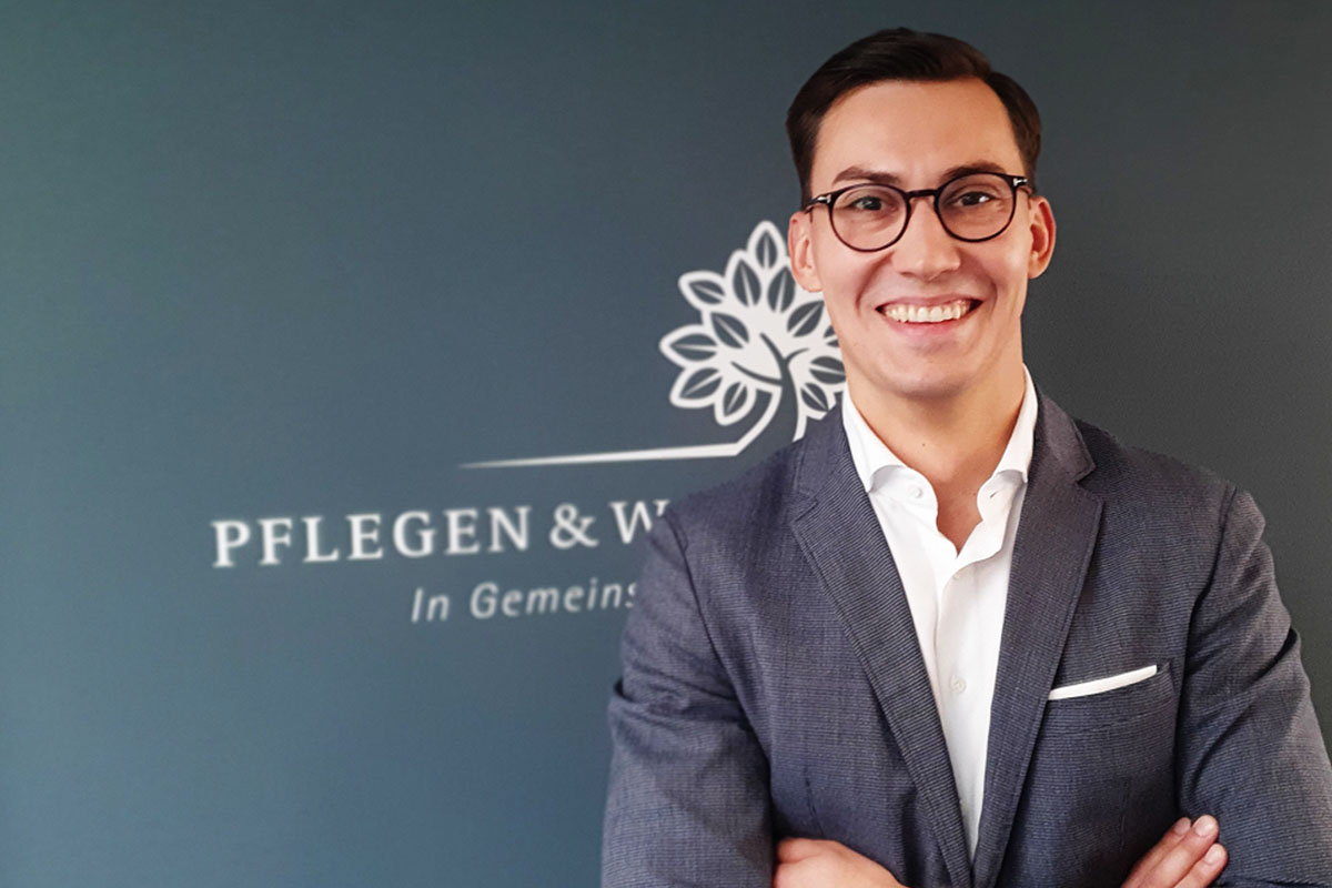 Aufnahme von Max Steffens, der als Referent der Geschäftsführung bei PFLEGEN & WOHNEN HAMBURG tätig ist.